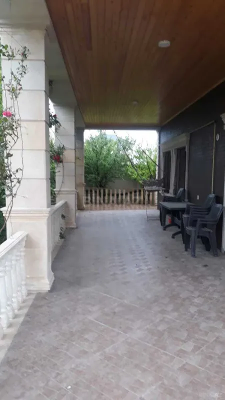 Satılır 9 otaqlı həyət evi 300 m²