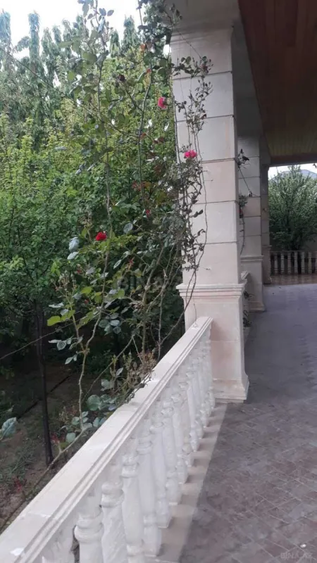 Satılır 9 otaqlı həyət evi 300 m²