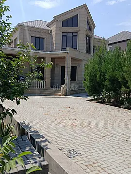 Satılır 9 otaqlı həyət evi 300 m²