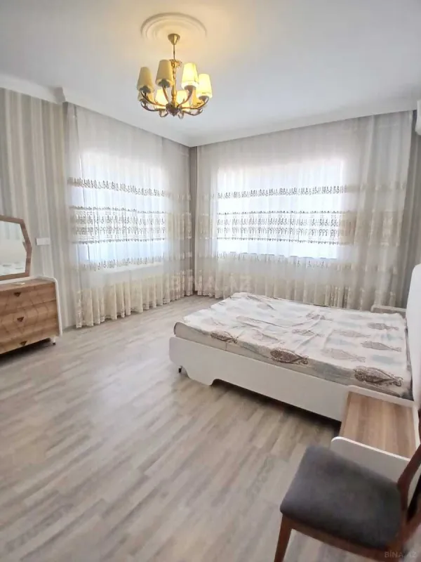 Satılır 9 otaqlı həyət evi 300 m²