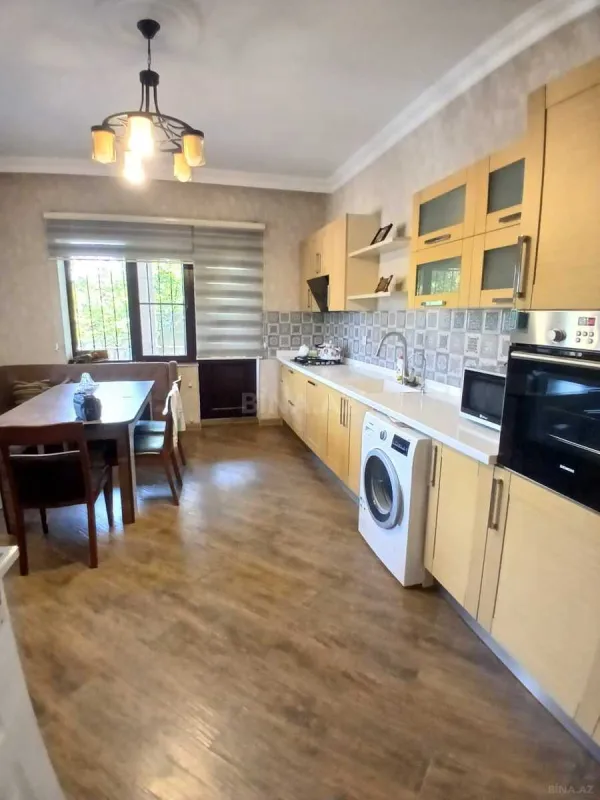 Satılır 9 otaqlı həyət evi 300 m²