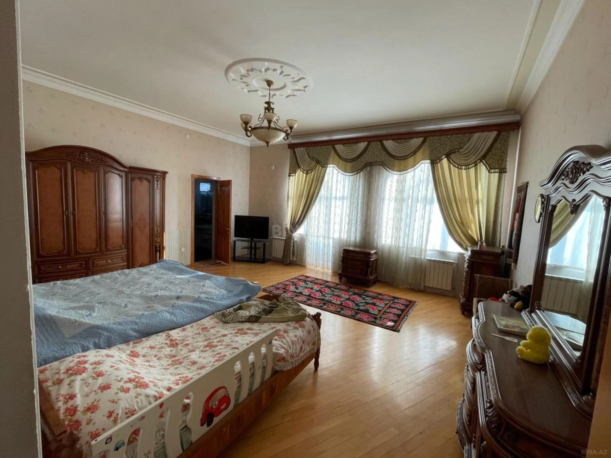 Satılır 12 otaqlı həyət evi 1200 m²