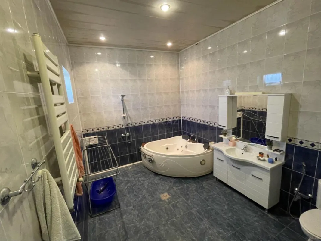 Satılır 12 otaqlı həyət evi 1200 m²