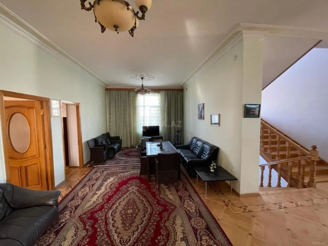 Satılır 12 otaqlı həyət evi 1200 m²
