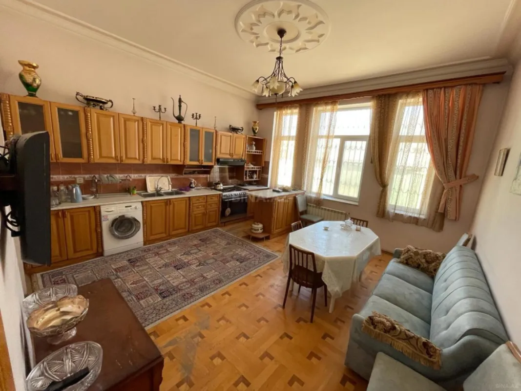 Satılır 12 otaqlı həyət evi 1200 m²