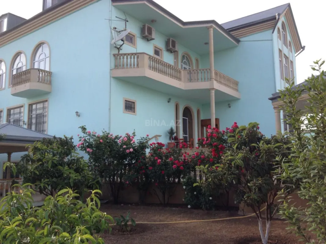 Satılır 12 otaqlı həyət evi 1200 m²