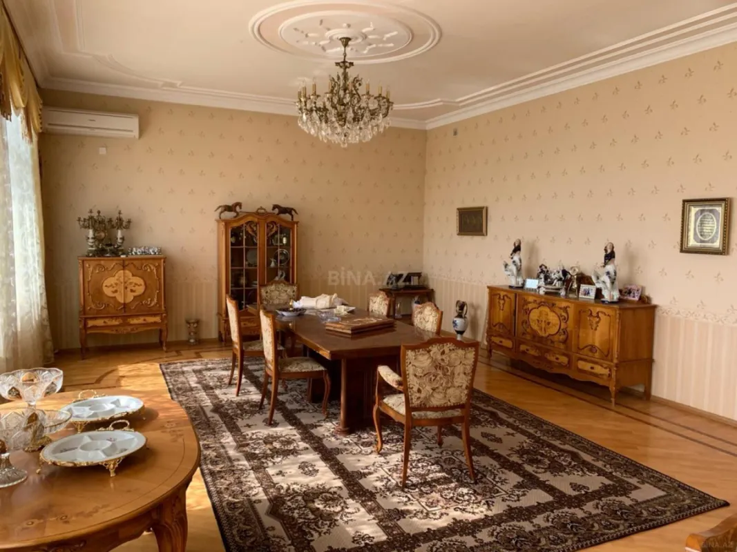 Satılır 12 otaqlı həyət evi 1200 m²