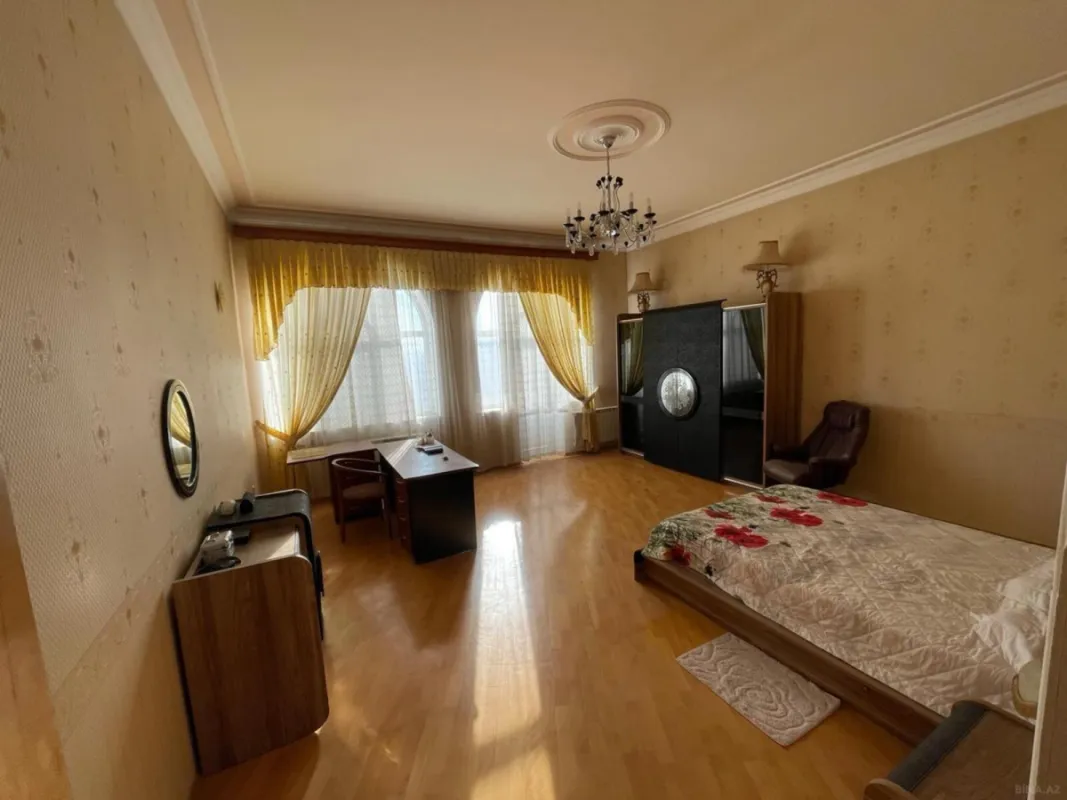 Satılır 12 otaqlı həyət evi 1200 m²
