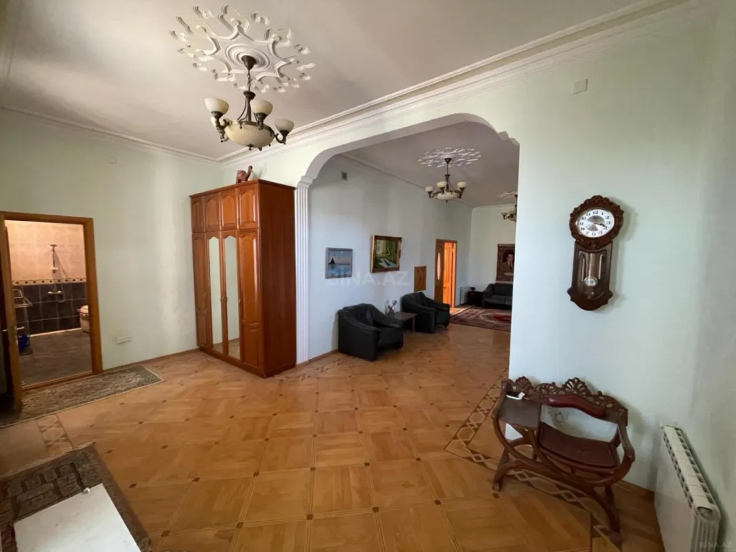 Satılır 12 otaqlı həyət evi 1200 m²