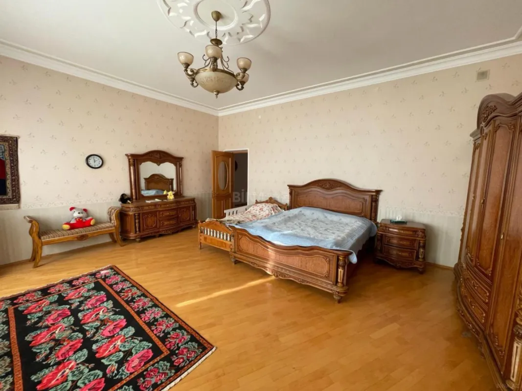 Satılır 12 otaqlı həyət evi 1200 m²