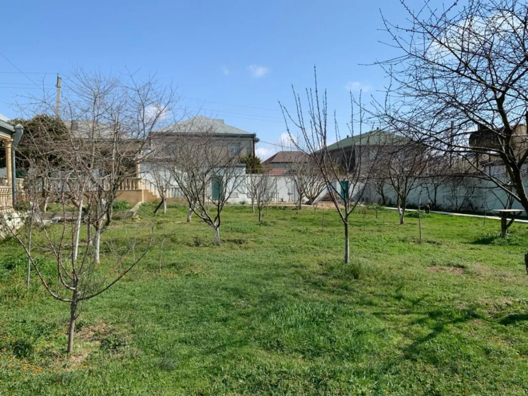 Satılır 12 otaqlı həyət evi 1200 m²