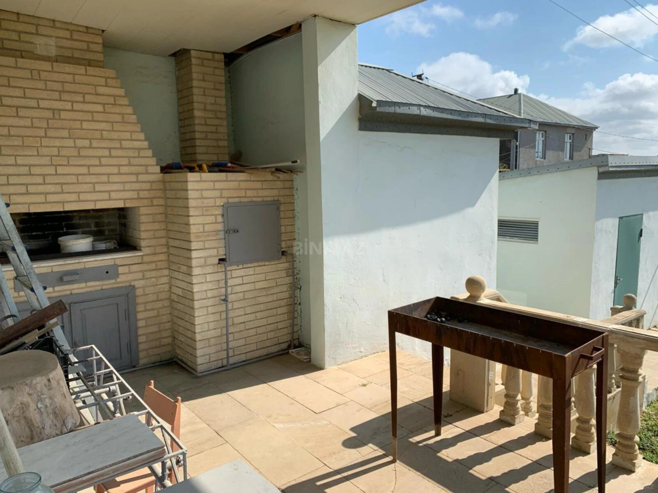 Satılır 12 otaqlı həyət evi 1200 m²