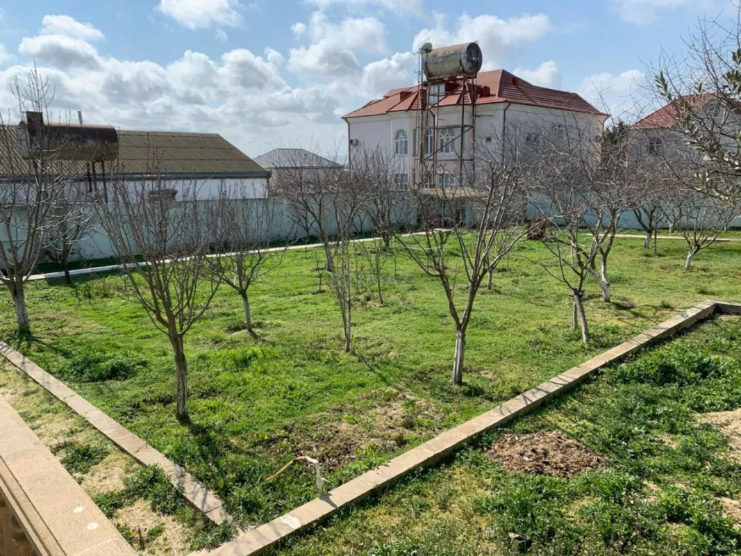 Satılır 12 otaqlı həyət evi 1200 m²