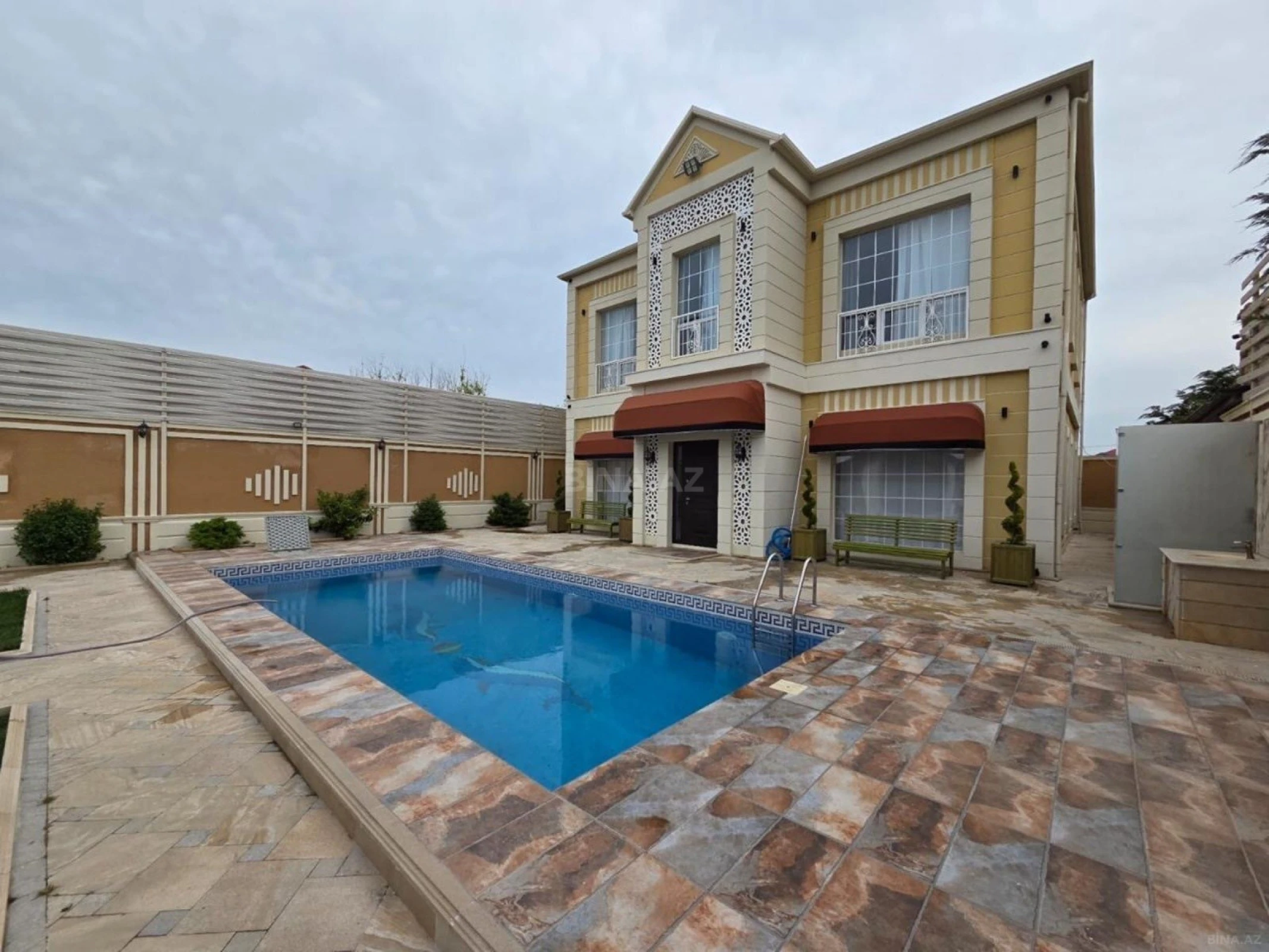 Kirayə verilir 5 otaqlı həyət evi 340 m²