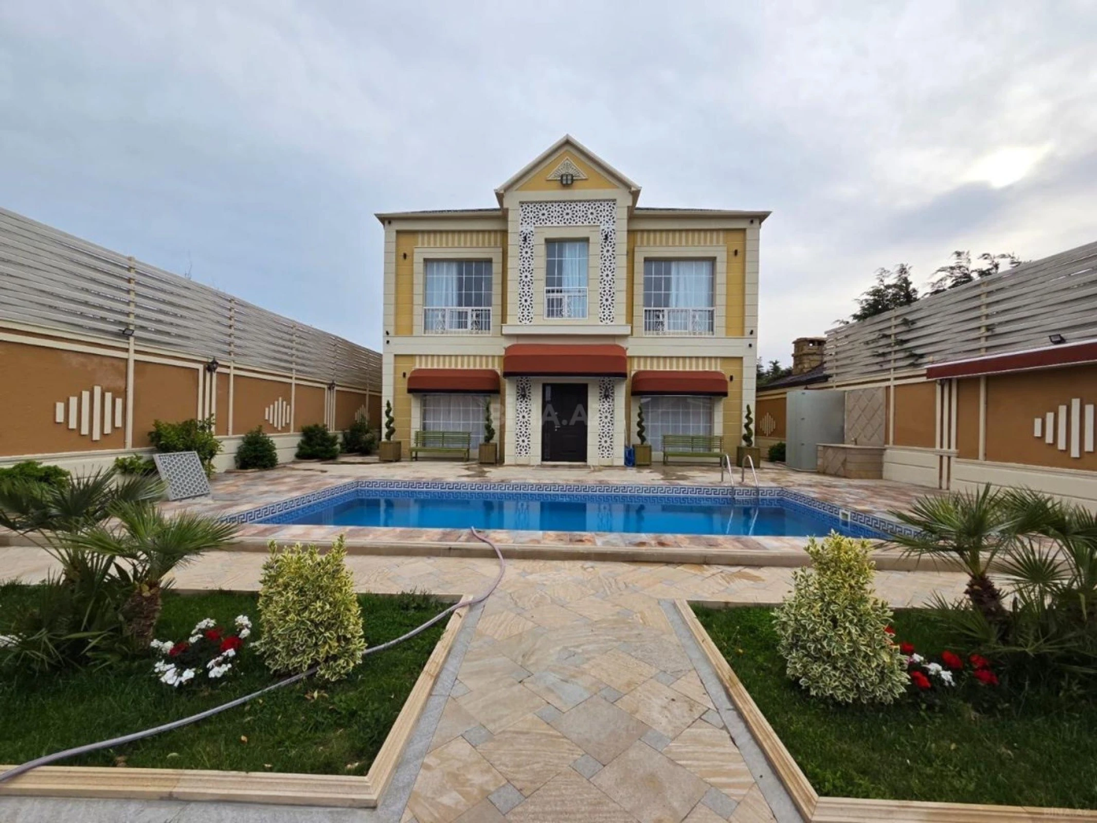 Kirayə verilir 5 otaqlı həyət evi 340 m²