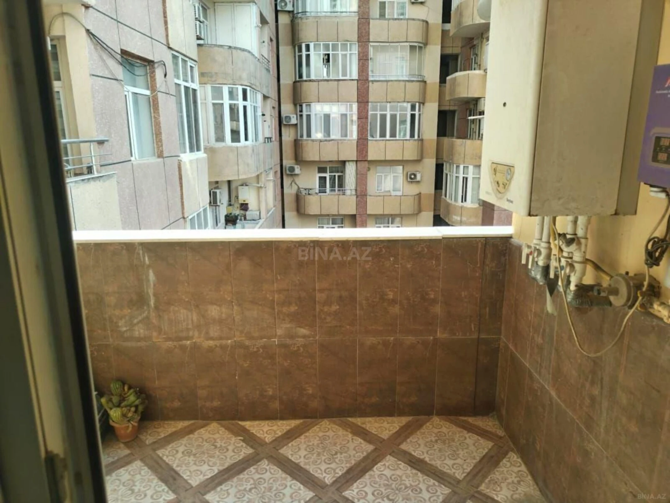 Satılır 4 otaqlı mənzil 140 m²