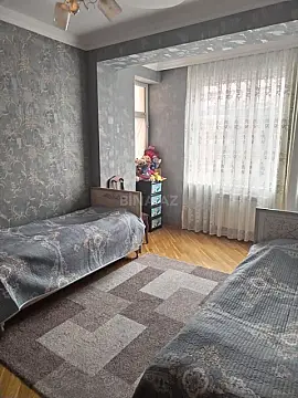 Satılır 4 otaqlı mənzil 140 m²
