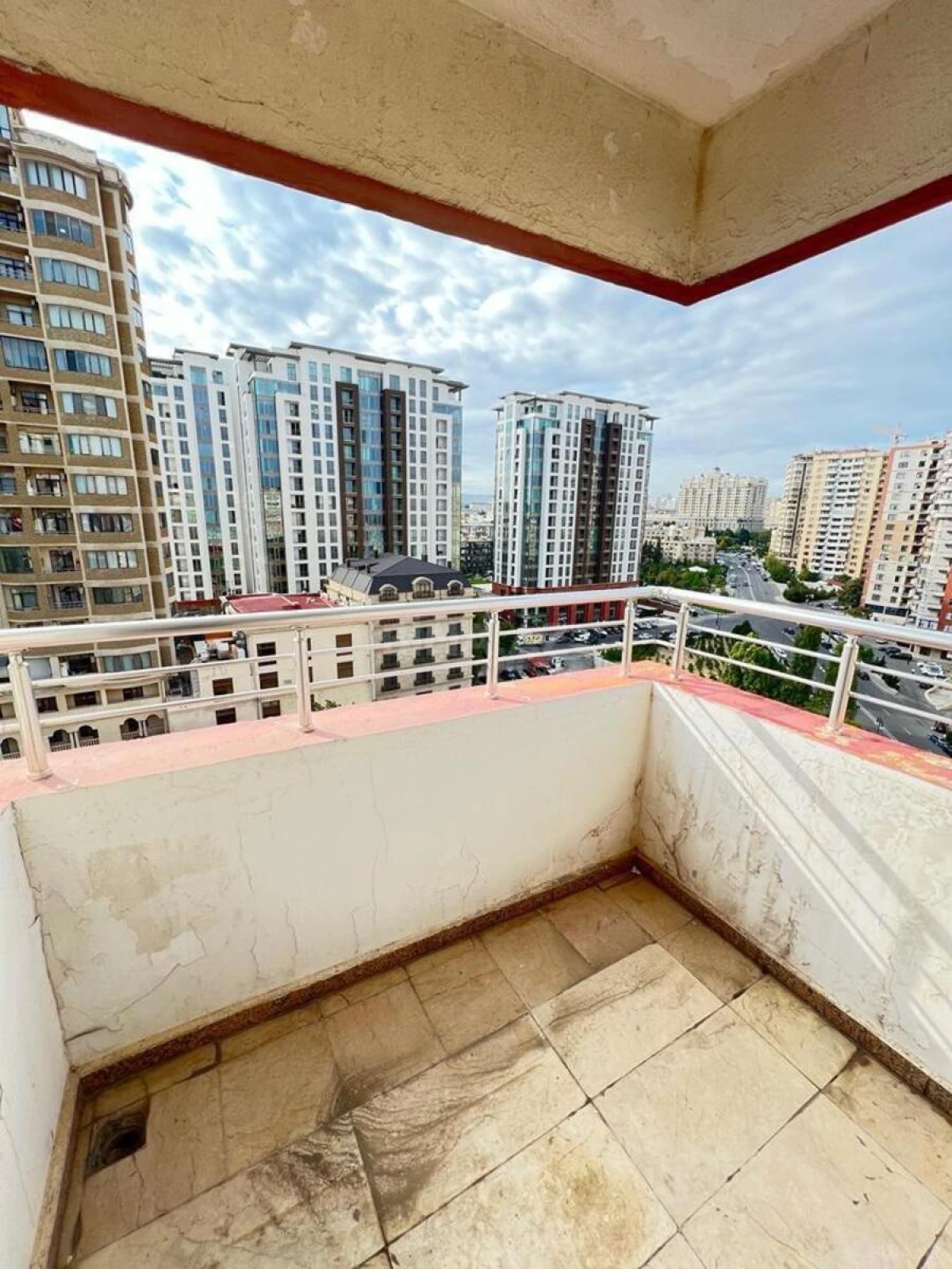 Satılır 5 otaqlı mənzil 250 m²