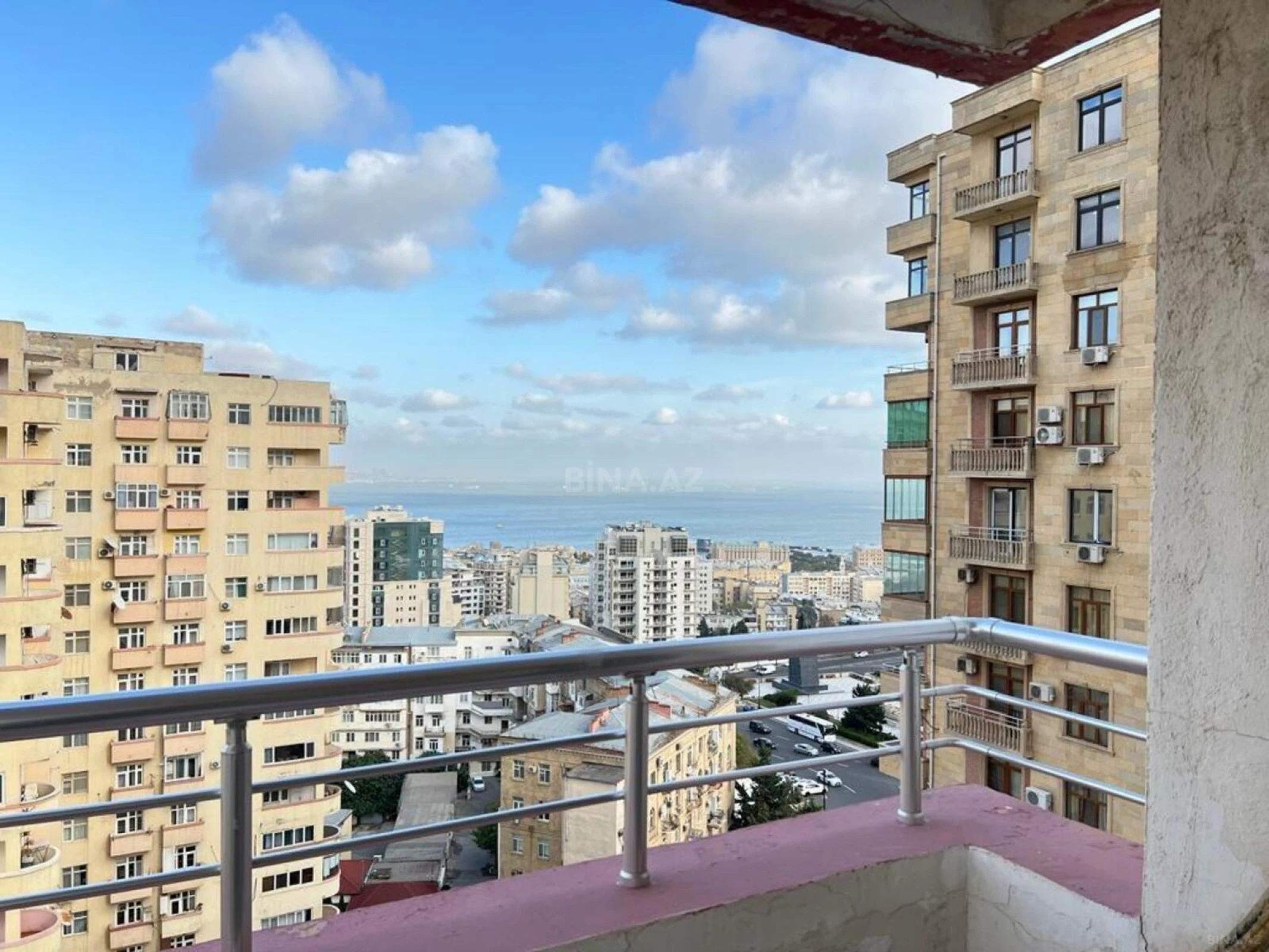 Satılır 5 otaqlı mənzil 250 m²