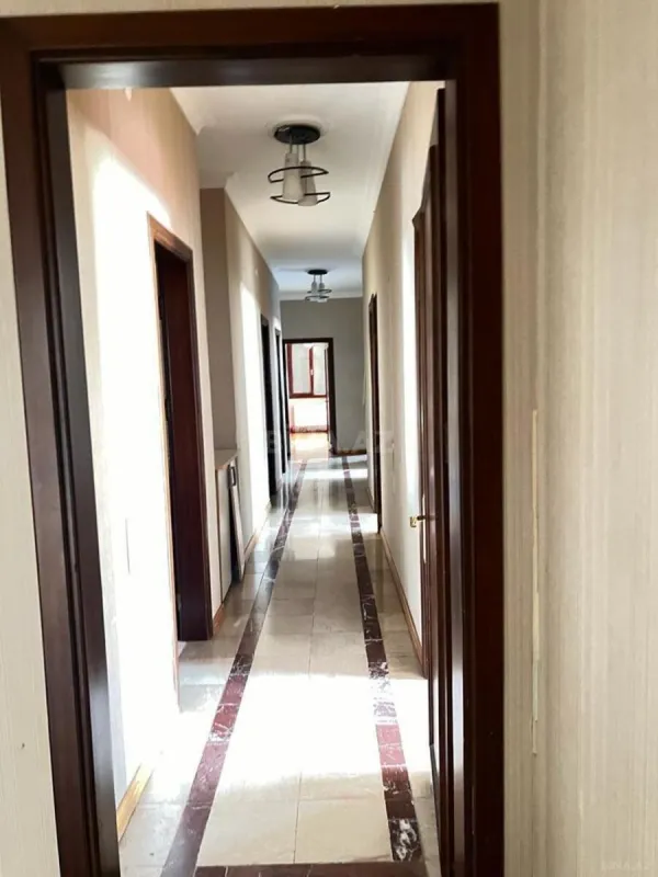 Satılır 5 otaqlı mənzil 250 m²
