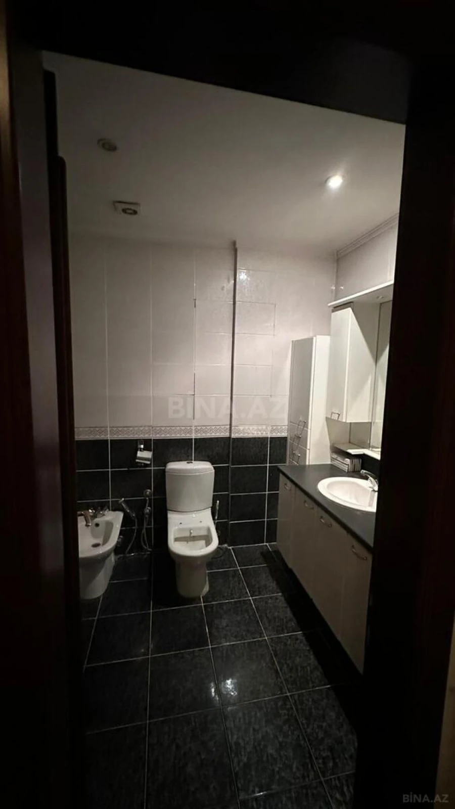Satılır 5 otaqlı mənzil 250 m²