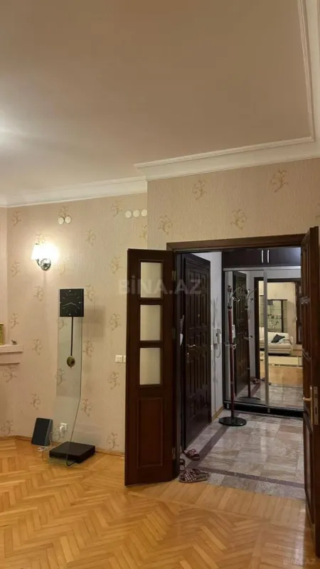 Satılır 5 otaqlı mənzil 250 m²