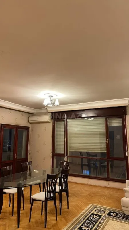 Satılır 5 otaqlı mənzil 250 m²