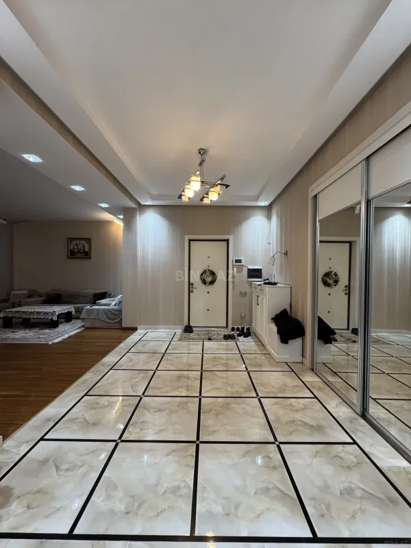 Satılır 4 otaqlı mənzil 185 m²