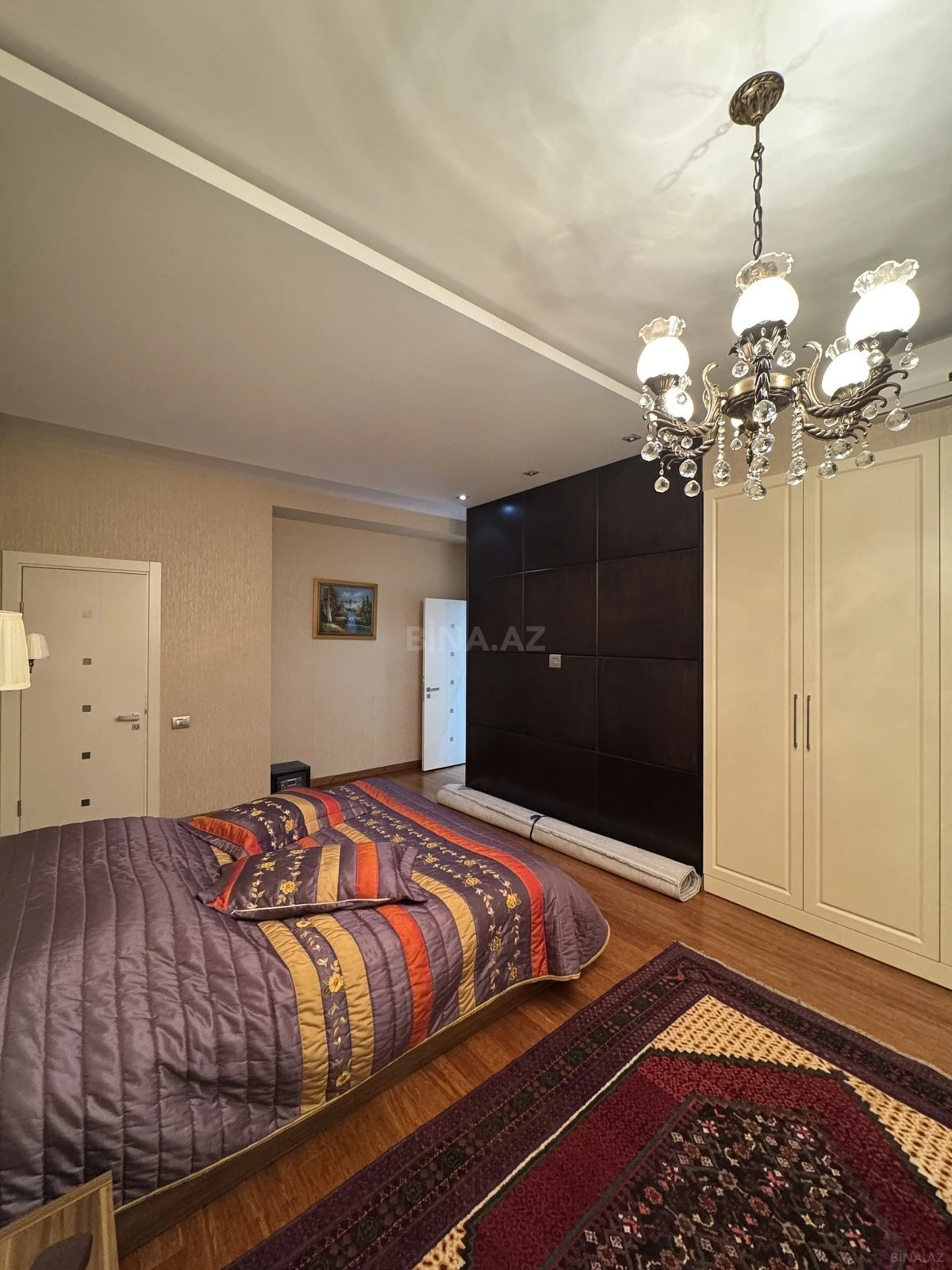 Satılır 4 otaqlı mənzil 185 m²