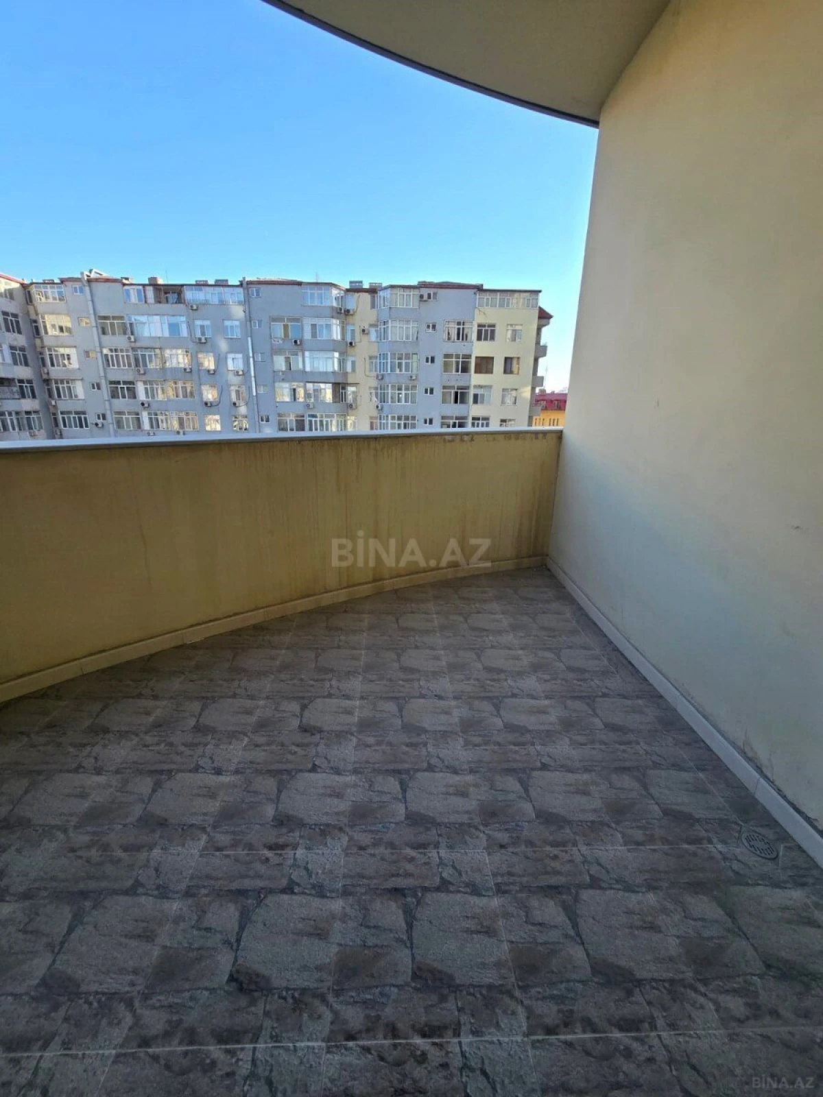 Satılır 3 otaqlı mənzil 175 m²