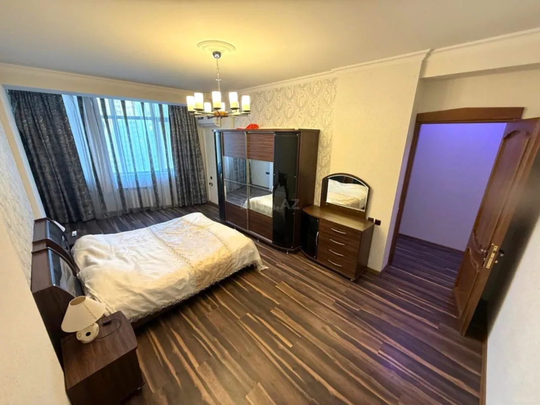 Satılır 3 otaqlı mənzil 175 m²