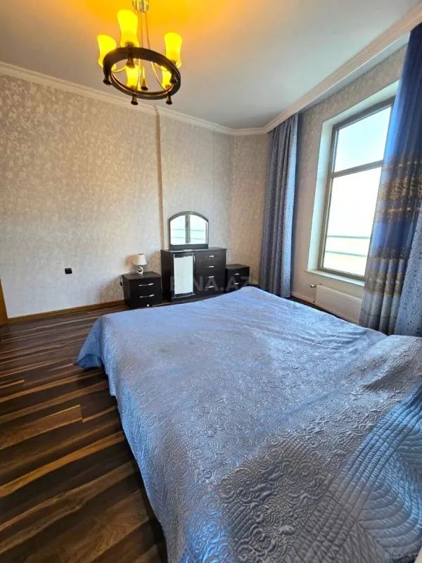 Satılır 3 otaqlı mənzil 175 m²