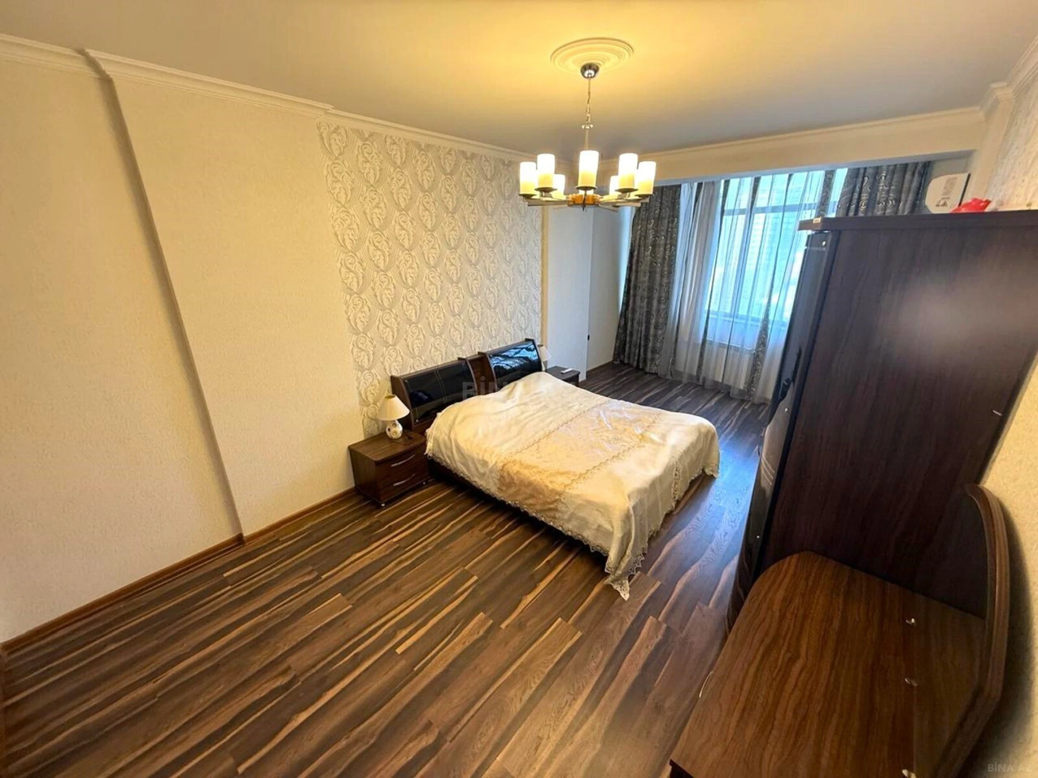Satılır 3 otaqlı mənzil 175 m²