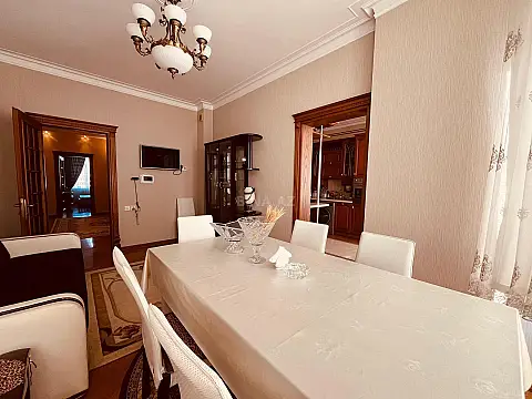 Kirayə verilir 5 otaqlı mənzil 200 m²