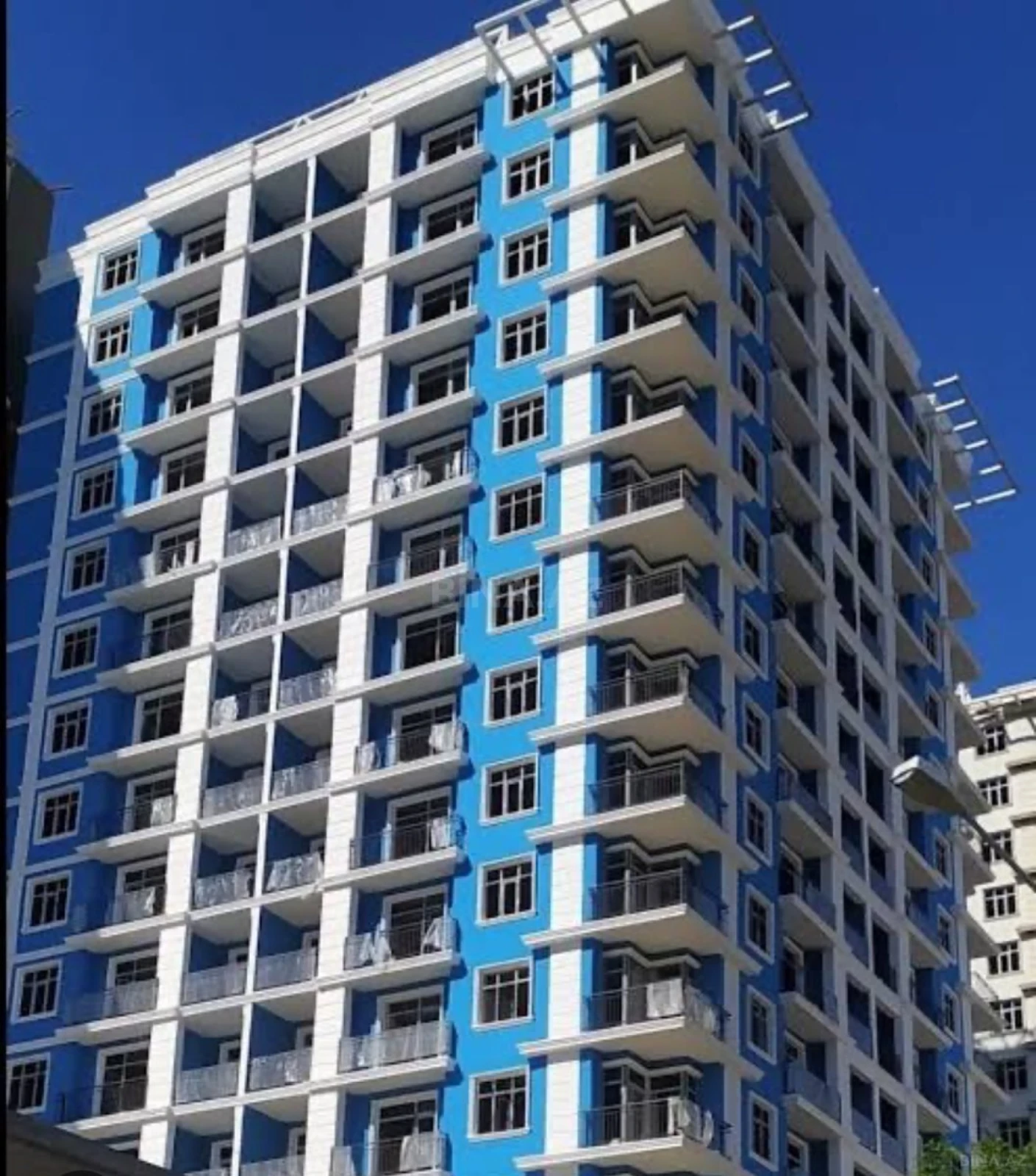 Satılır 4 otaqlı mənzil 181.2 m²