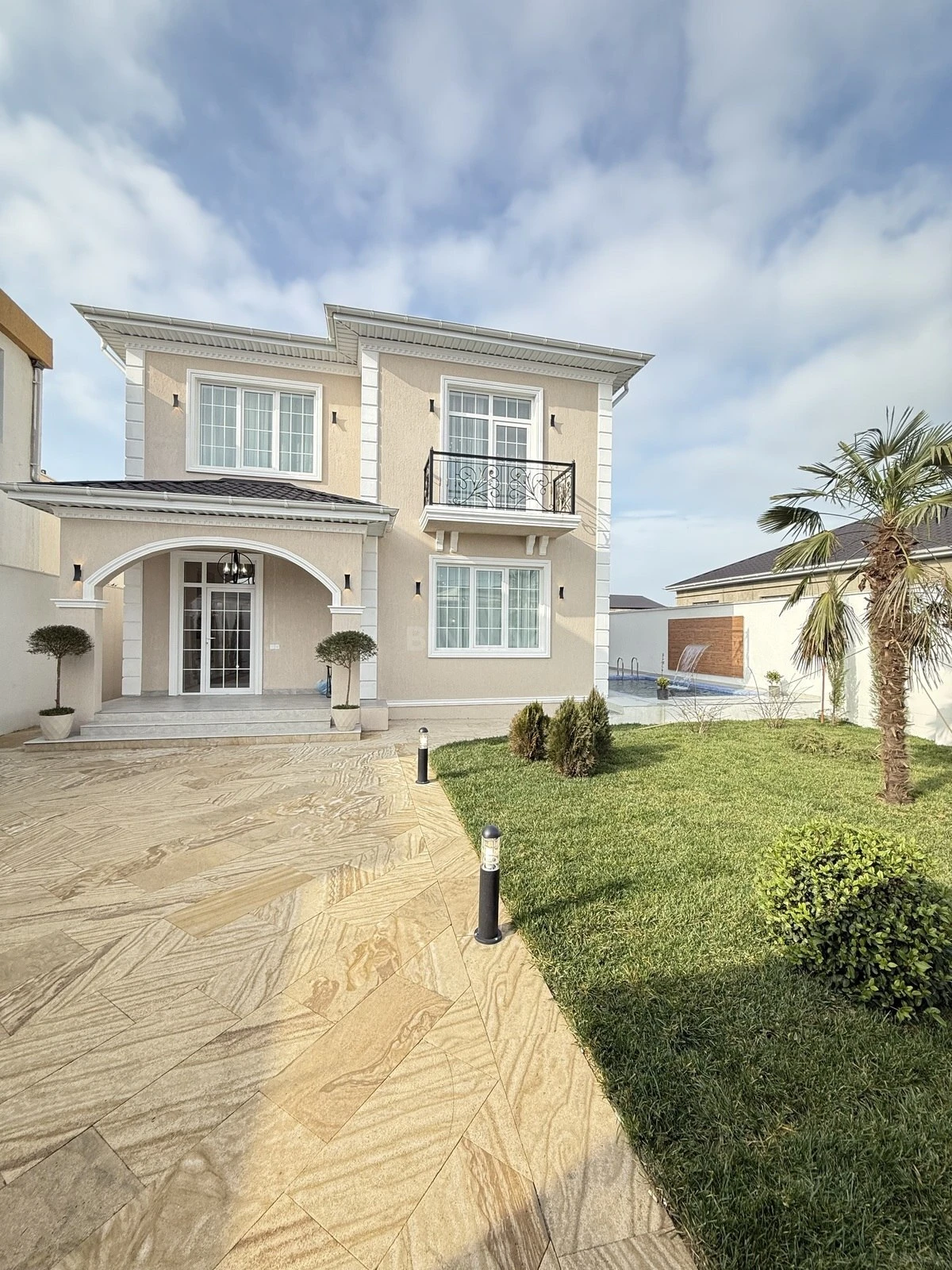 Satılır 4 otaqlı həyət evi 220 m²