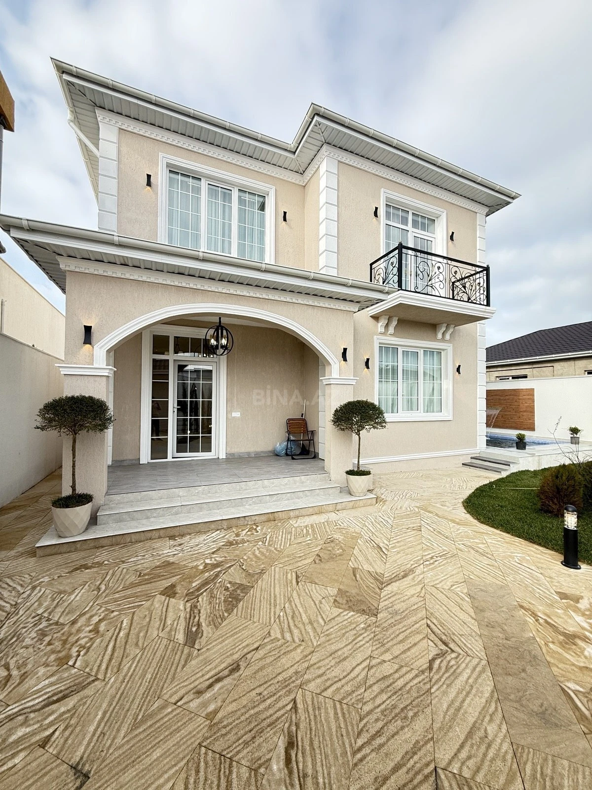 Satılır 4 otaqlı həyət evi 220 m²