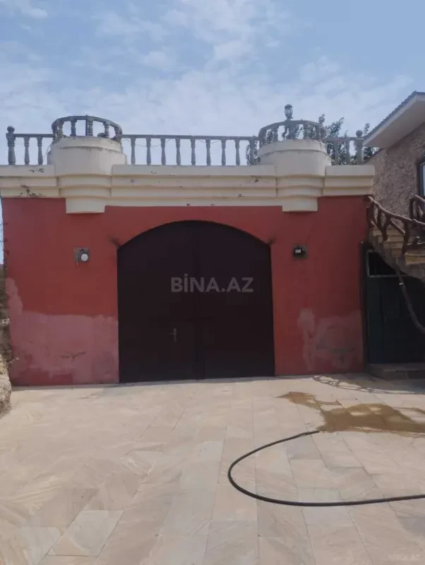 Satılır 8 otaqlı həyət evi 890 m²