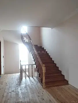 Satılır 8 otaqlı həyət evi 890 m²