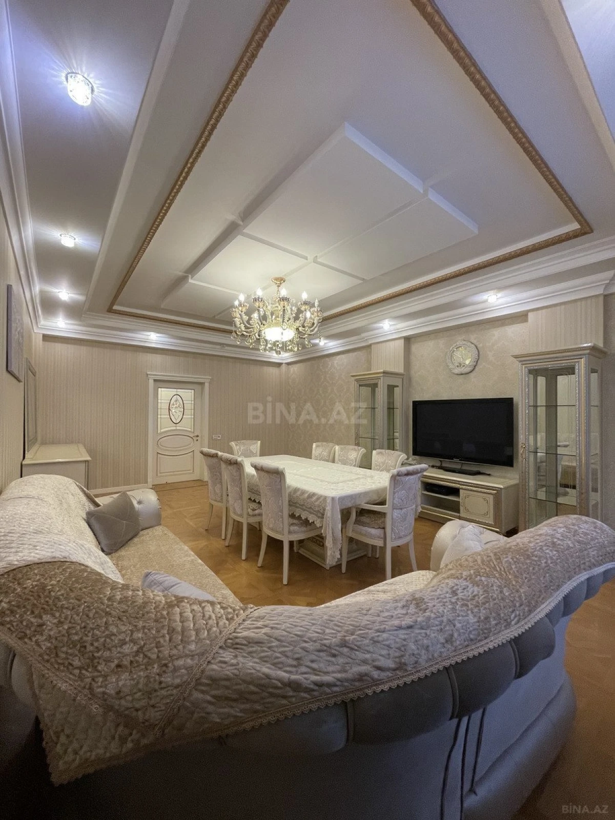 Satılır 4 otaqlı mənzil 182 m²