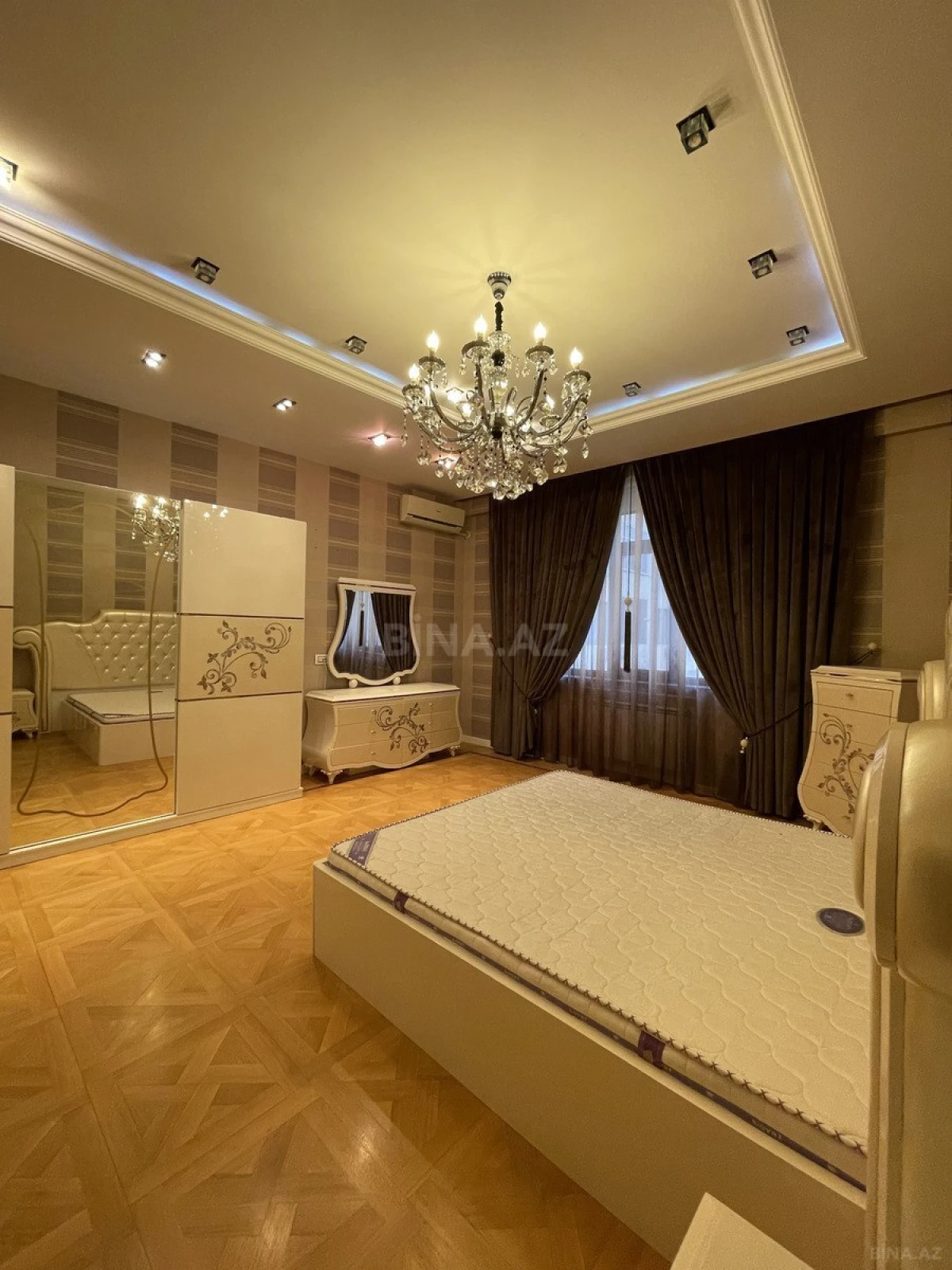 Satılır 4 otaqlı mənzil 182 m²