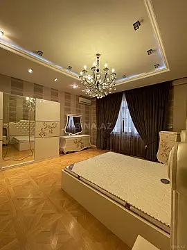 Satılır 4 otaqlı mənzil 182 m²