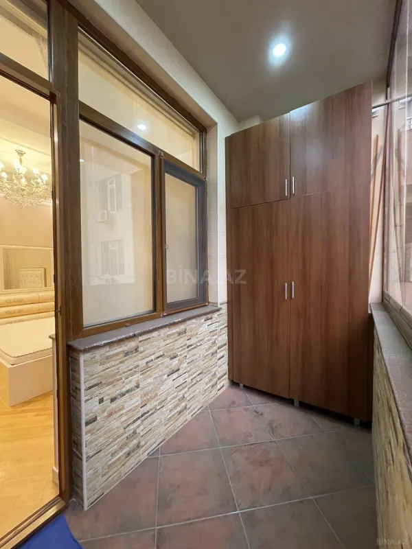 Satılır 4 otaqlı mənzil 182 m²