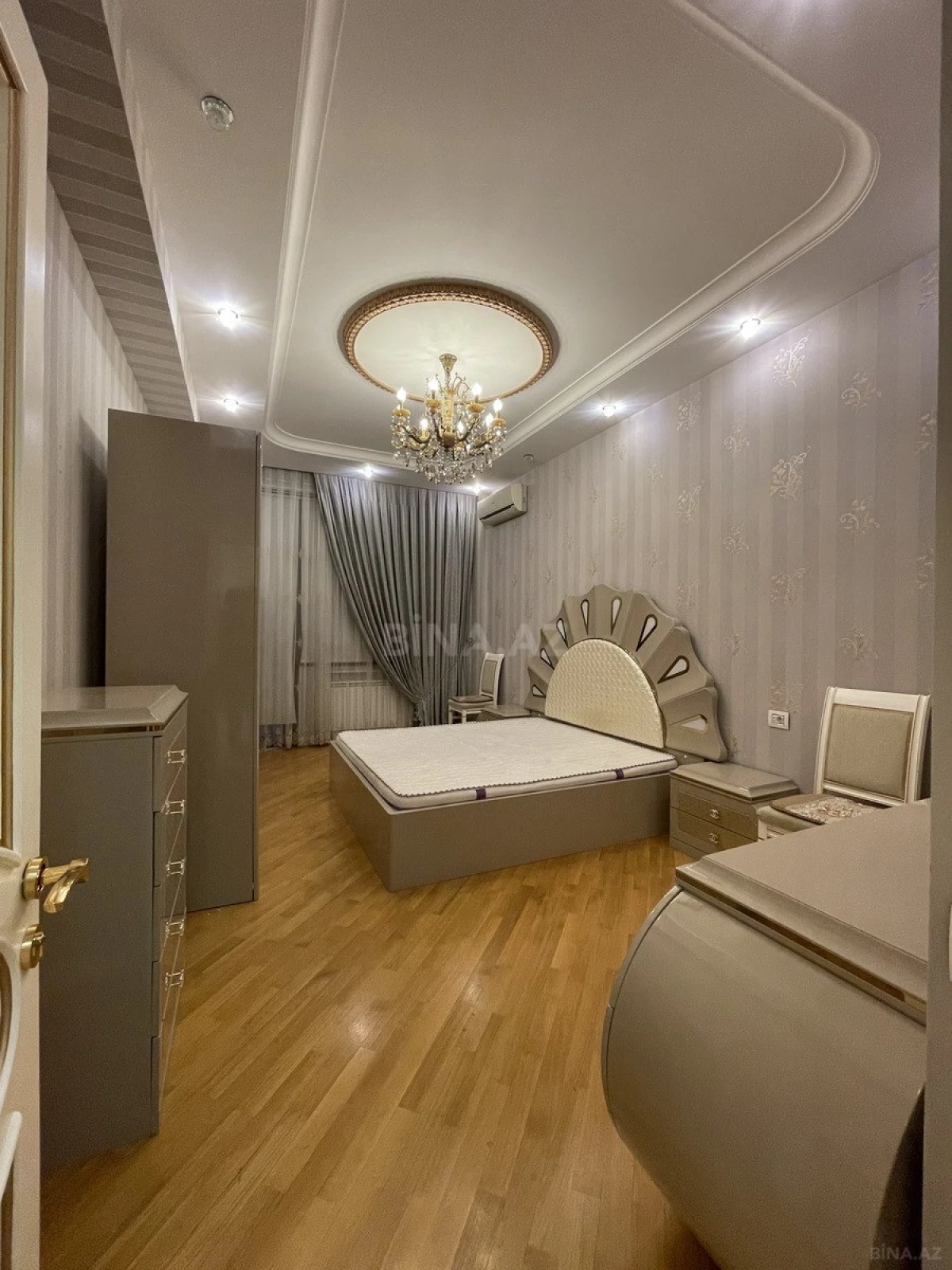 Satılır 4 otaqlı mənzil 182 m²