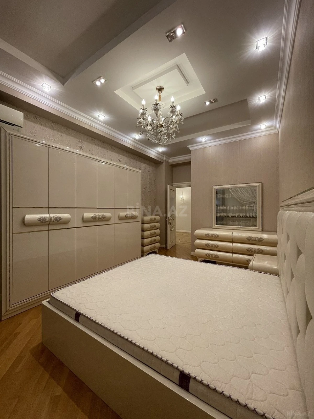 Satılır 4 otaqlı mənzil 182 m²