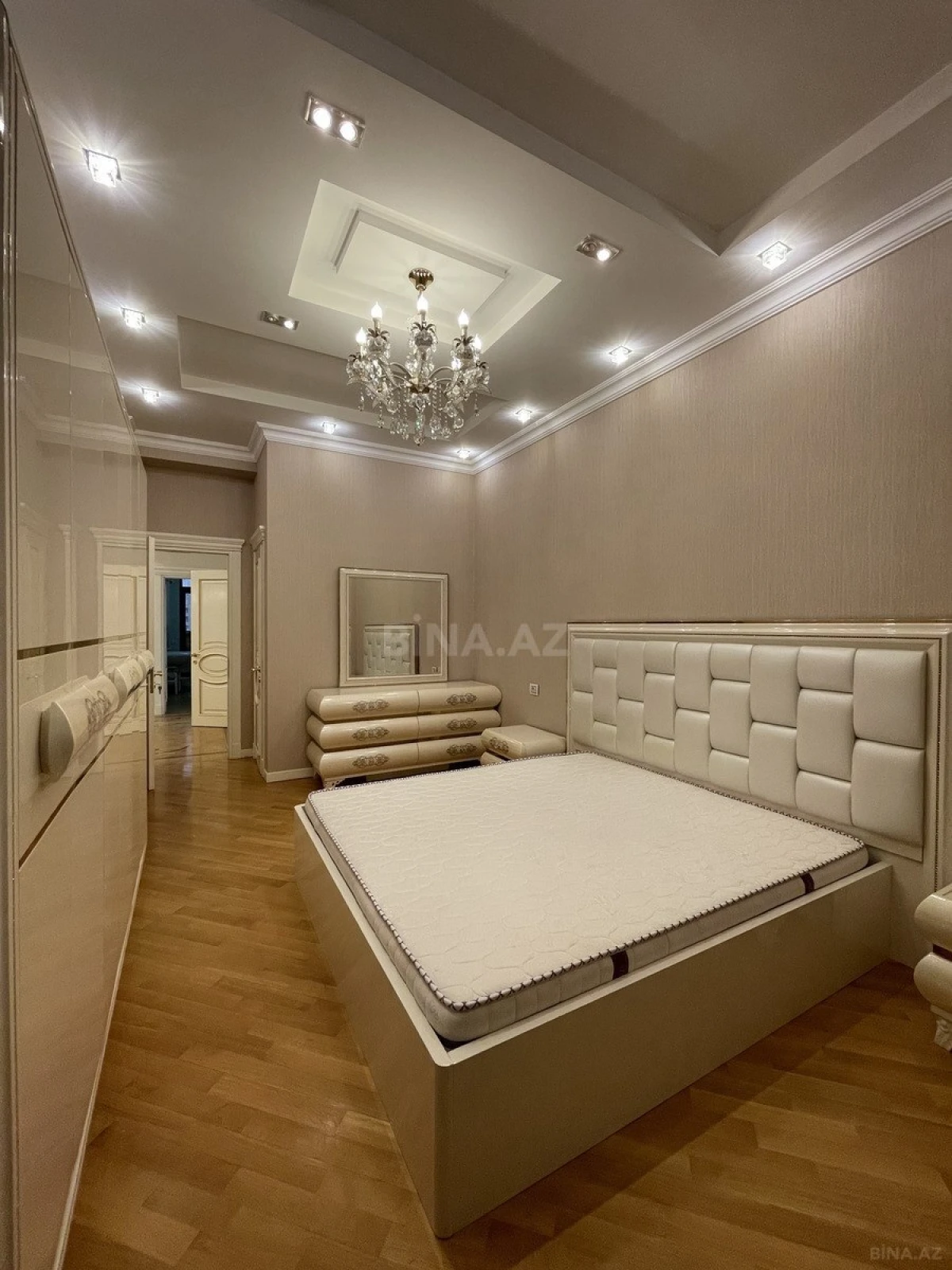 Satılır 4 otaqlı mənzil 182 m²