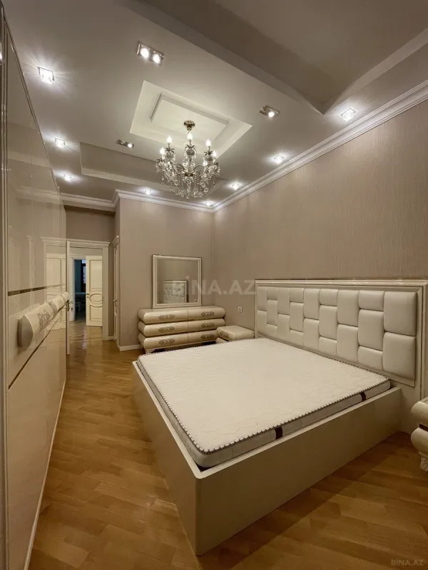 Satılır 4 otaqlı mənzil 182 m²