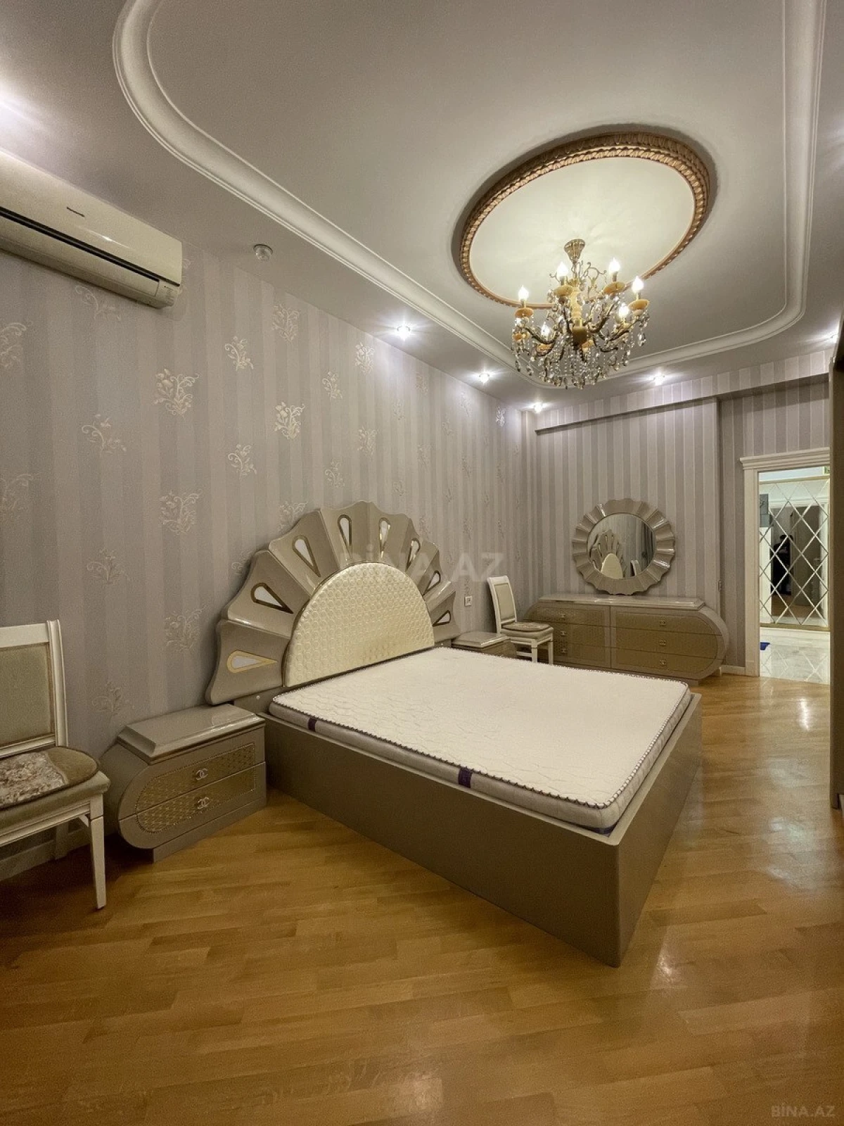 Satılır 4 otaqlı mənzil 182 m²