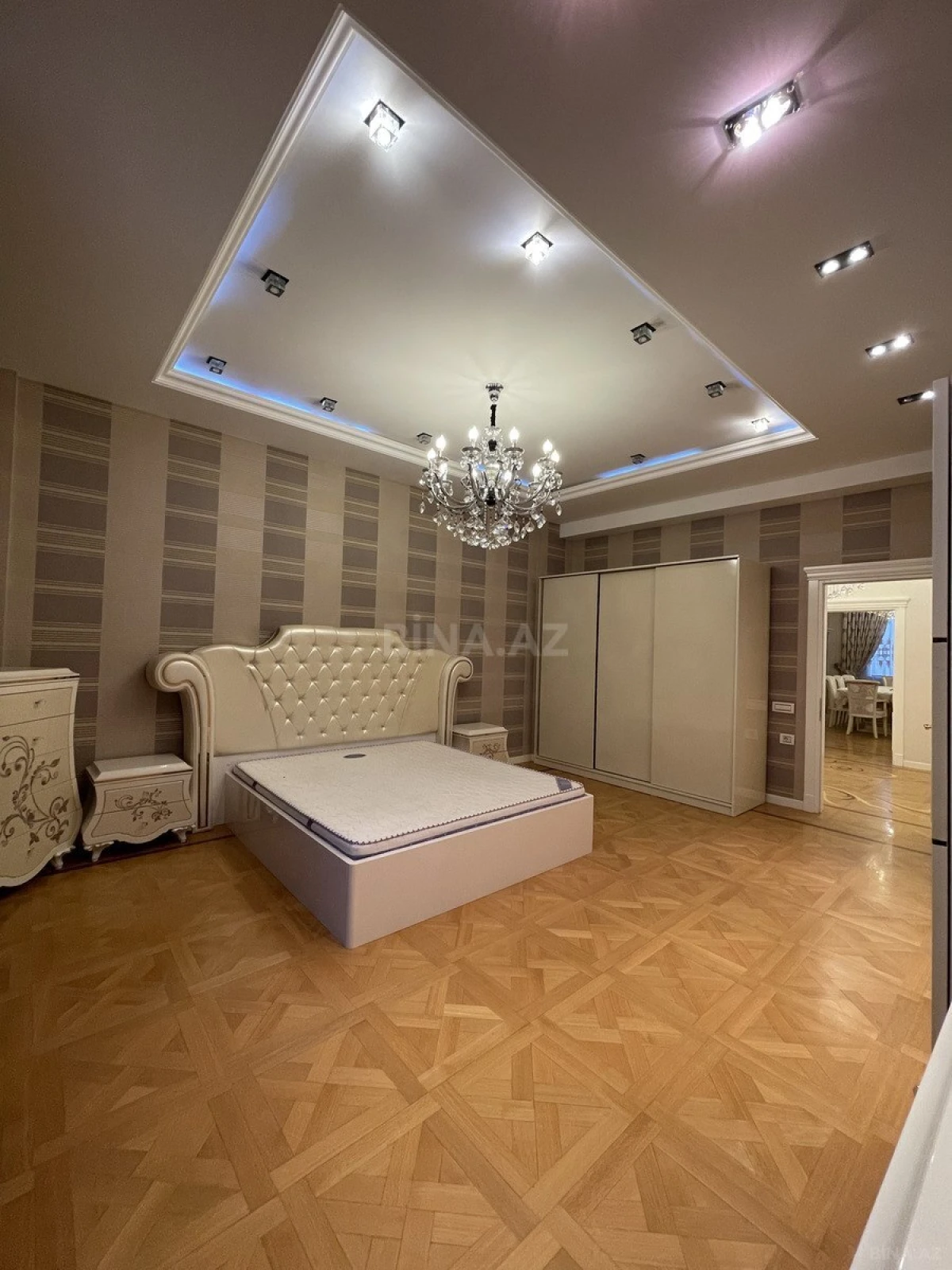 Satılır 4 otaqlı mənzil 182 m²