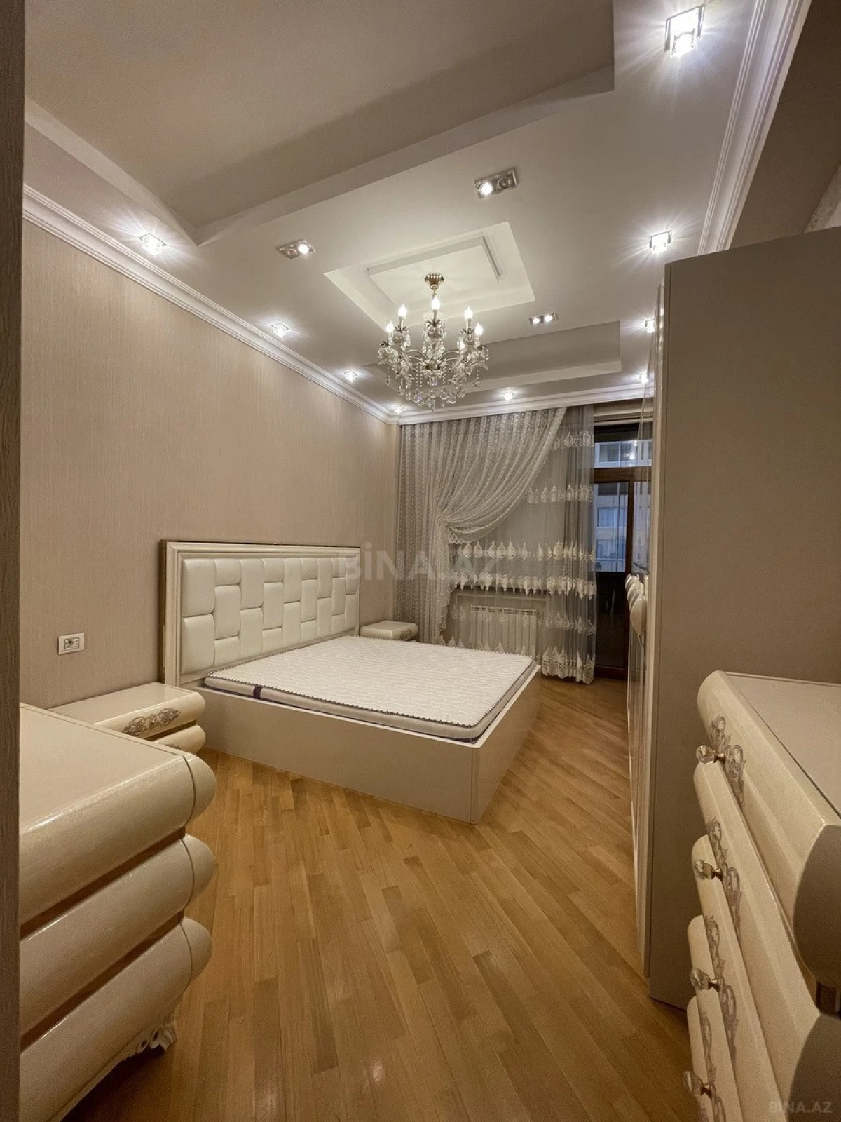 Satılır 4 otaqlı mənzil 182 m²